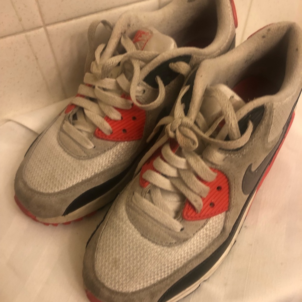 Nike size 6 air max sneakers great deal